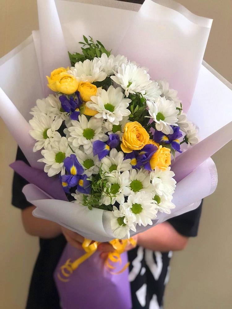 Букет цветов из: Ирисы, Хризантемы и Розы в Колодкино