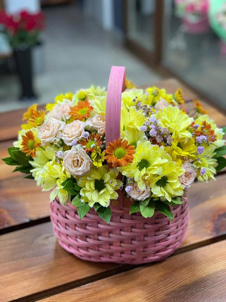 Цветочная композиция из Хризантемы и Розы в корзине в Колодкино