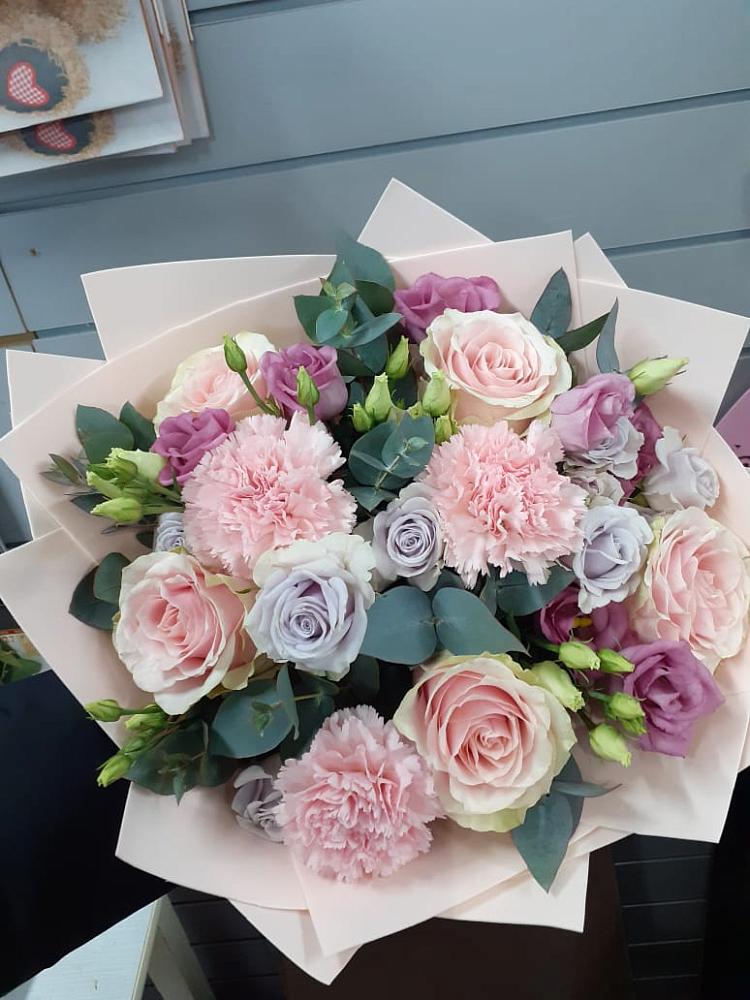 Букет цветов из: Розы, Гвоздики и Лизиантусы в Колодкино